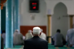 استمرار الاعتداءات ضد أئمة المساجد: نجاة إمام بأعجوبة داخل محراب الصلاة