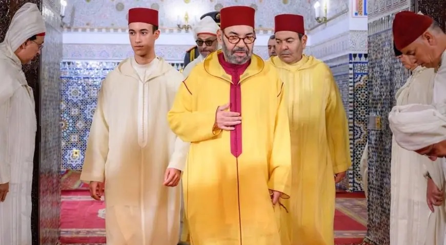 أمير المؤمنين يؤدي صلاة عيد الفطر بمسجد أهل فاس بالرباط ويتقبل التهاني بهذه المناسبة السعيدة