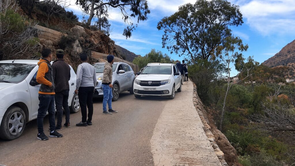 طريق إيموزار تمروت في وضع خطير.. مطالب عاجلة بإعادة التأهيل