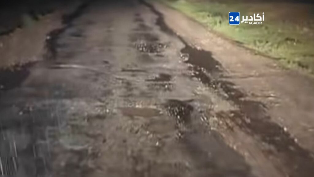 طريق أكلو ماسة بتيزنيت في وضع كارثي.. حفر خطيرة تهدد السلامة والسياحة