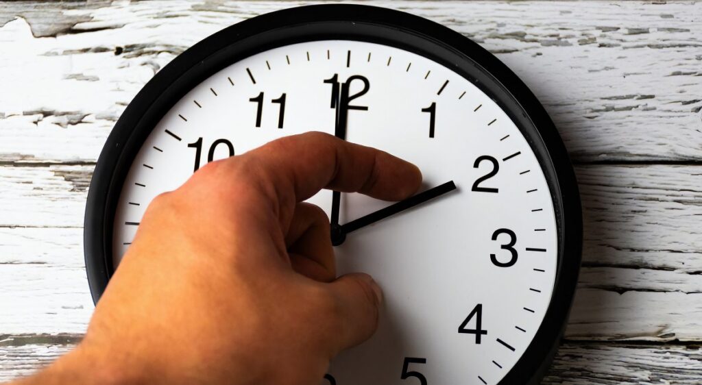 الحكومة تحسم الجدل حول الساعة الإضافية بالمغرب