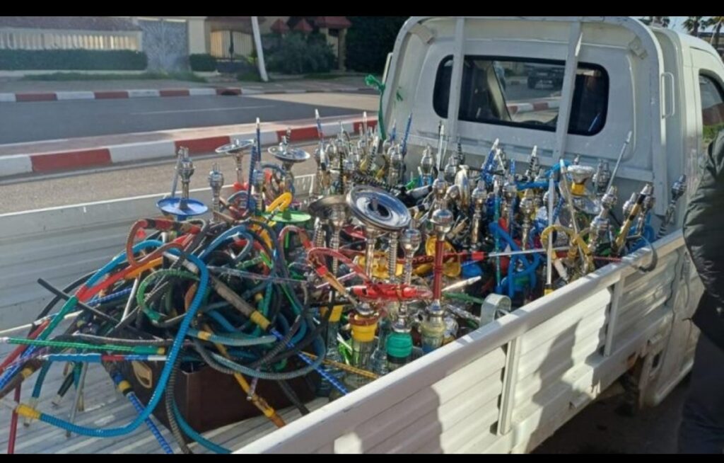 مداهمة ” مؤقتة” تثير الجدل… حجز قنينات الشيشة بمقهى في كورنيش أكادير، واستئناف النشاط بعد دقائق