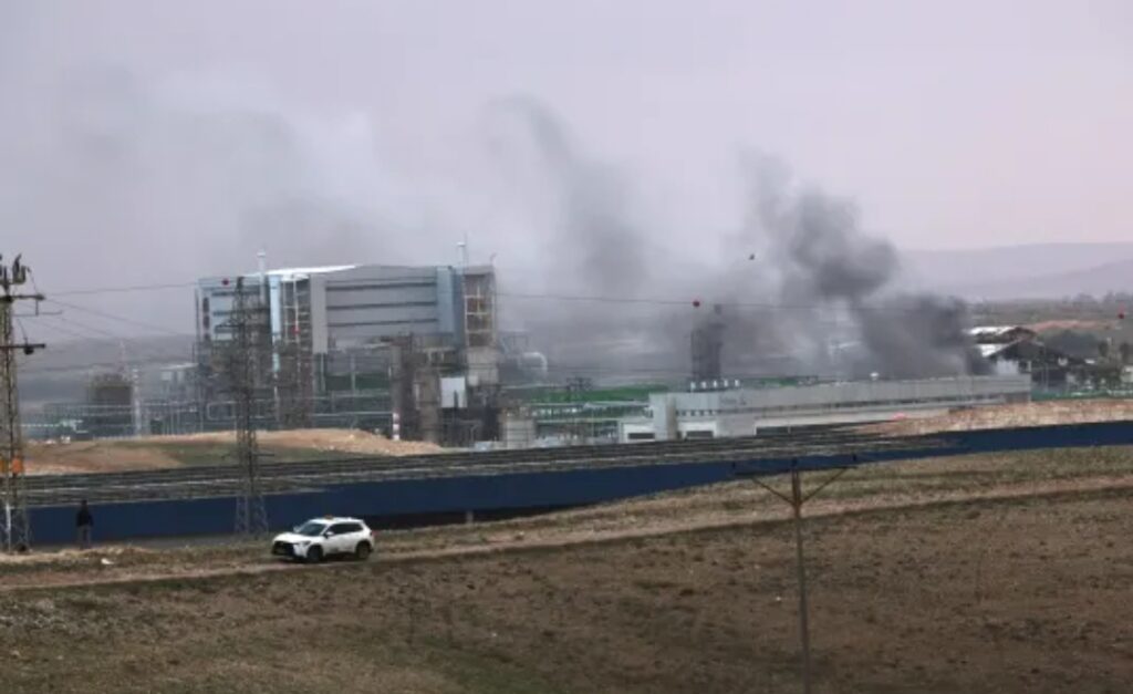 ترمب يتعهد بسحق طهران وصواريخ عنقودية إيرانية تضرب قلب تل أبيب