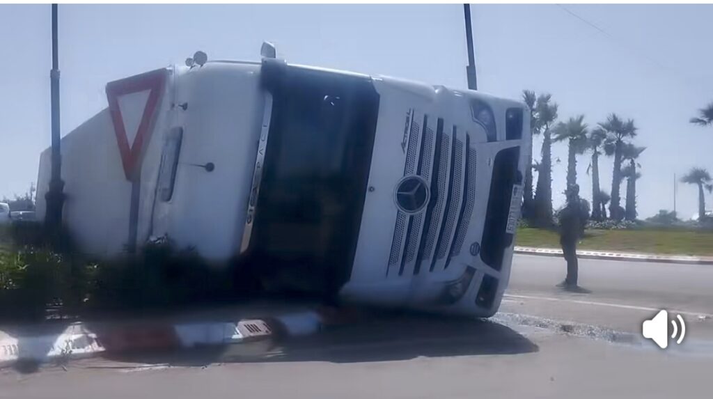 إنقلاب شاحنة بمدارة طريق مطار المسيرة بأكادير يُربك حركة السير