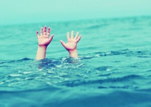 فاجعة بشاطئ تغازوت.. “غدر الأمواج” ينهي حياة شاب من تراست في مشهد مؤلم