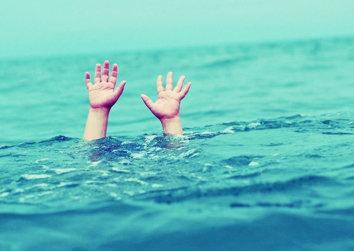 فاجعة بشاطئ تغازوت.. “غدر الأمواج” ينهي حياة شاب من تراست في مشهد مؤلم