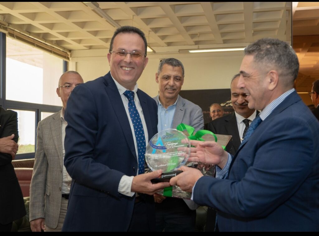 لحظة وفاء لأحد مهندسي “أمل واي”.. أكادير تُكرم عبد الواحد القاسمي في حفل بهيج برئاسة الوالي أمزازي لحظة وفاء لأحد مهندسي "أمل واي".. أكادير تُكرم عبد الواحد القاسمي في حفل بهيج برئاسة الوالي أمزازي