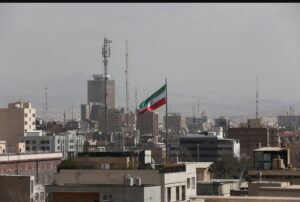 حرب إيران تدخل نفقاً مظلماً: ترمب يلوح من جديد بـ “العصر الحجري”، وتل أبيب تحت نيران الصواريخ الإيرانية