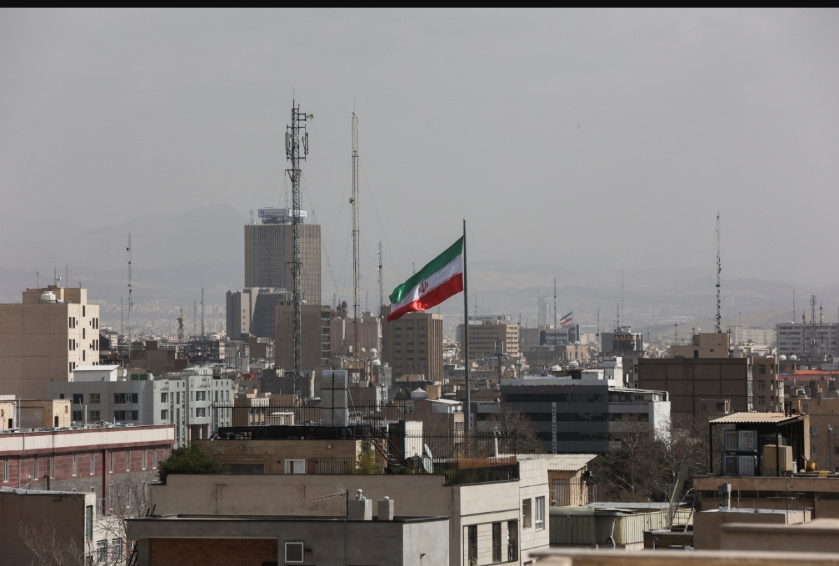 حرب إيران تدخل نفقاً مظلماً: ترمب يلوح من جديد بـ “العصر الحجري”، وتل أبيب تحت نيران الصواريخ الإيرانية