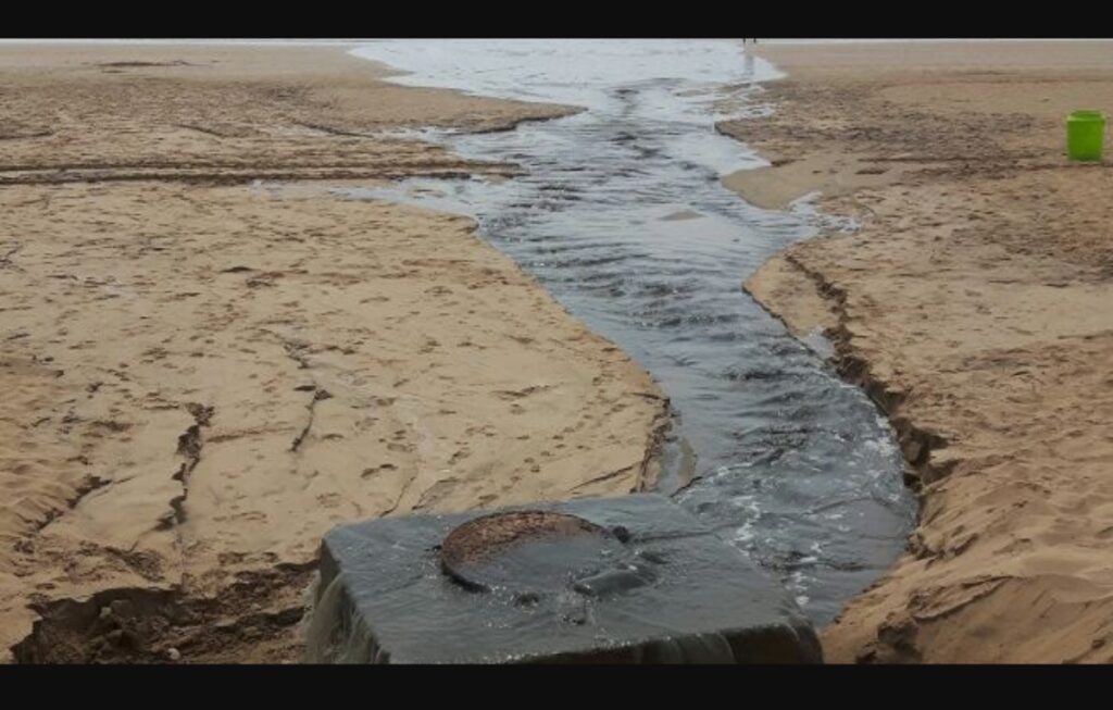 تلوث مقلق بشاطئ أكادير، وسط تساؤلات حول صمت الجهات الوصية