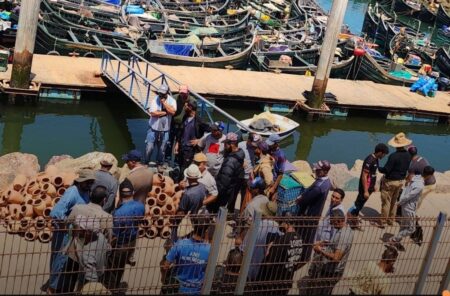 الرمال تعرقل الملاحة بميناء سيدي إفني، ومهنيو الصيد البحري يطلبون حلولا عاجلة
