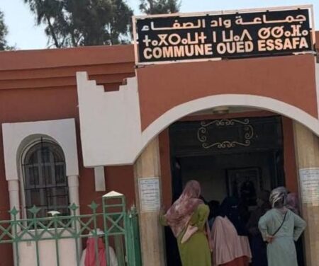 سخط بمدخل بيوكرى.. نساء "آيت السايح" يحاصرن جماعة "الصفا" ويطالبن العامل بالتدخل