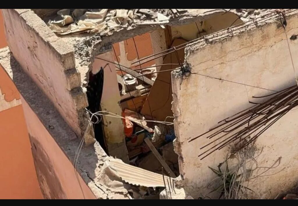 انهيار منزل يودي بحياة سيدة ويستنفر السلطات