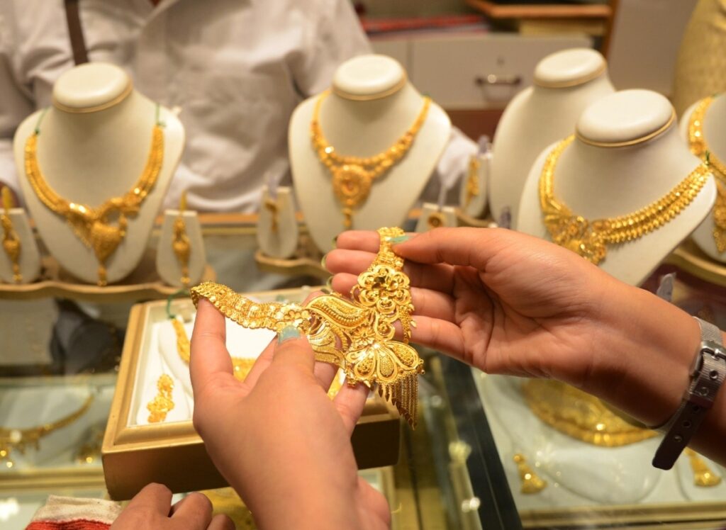 عشرات النساء يتقاطرن على المصالح الأمنية بعد اقتنائهن مجوهرات مزيفة بملايين السنتيمات