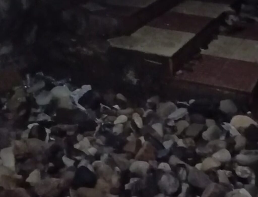 ليلة "غضب" المحيط بسيدي إفني: الحصى يبتلع الرمال ويزحف نحو الكورنيش