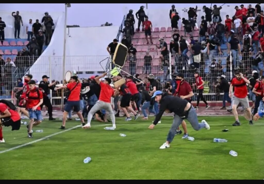 عقوبات مشددة تلوح في الأفق.. "الكاف" يضع اتحاد العاصمة تحت المقصلة بعد أحداث ملعب آسفي