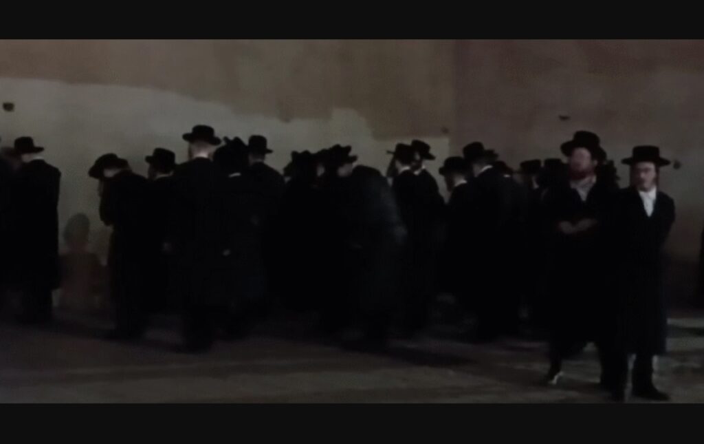 جدل "الصلوات الجماعية" بأسوار مراكش: طقوس دينية عفوية أم محاكاة لرموز سياسية؟