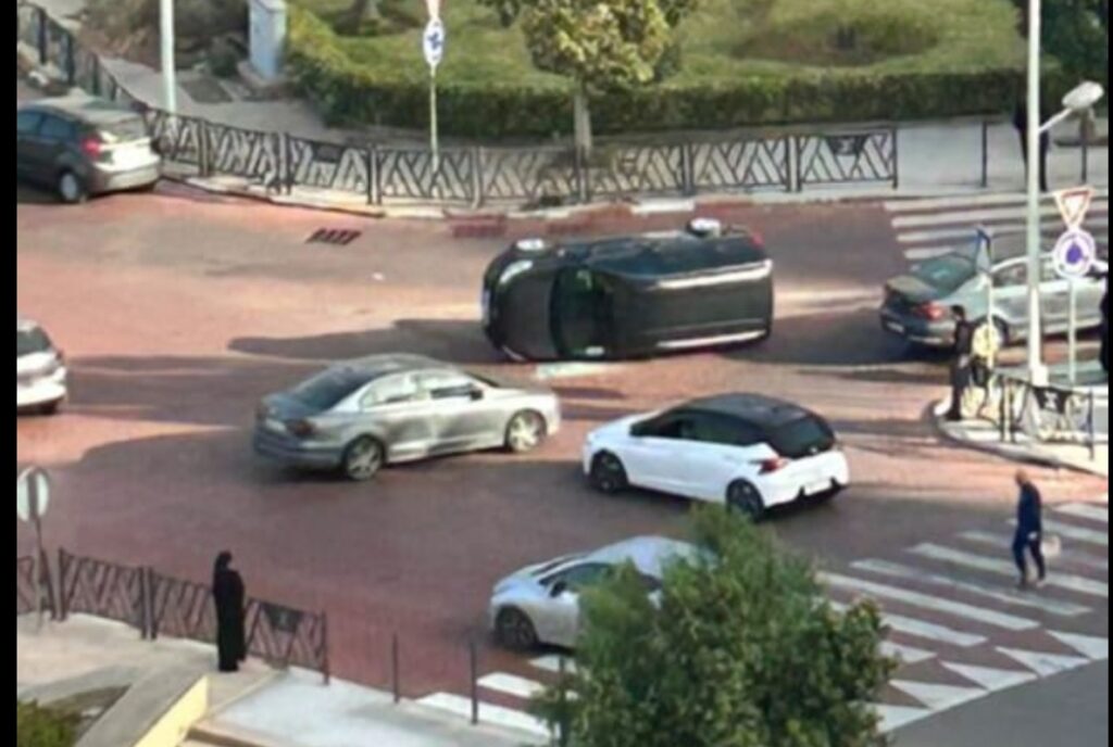 "مدارة الموت" بأكادير تنزف من جديد: انقلاب مروع لسيارة يرسل ركابها للمستشفى في حالة حرجة