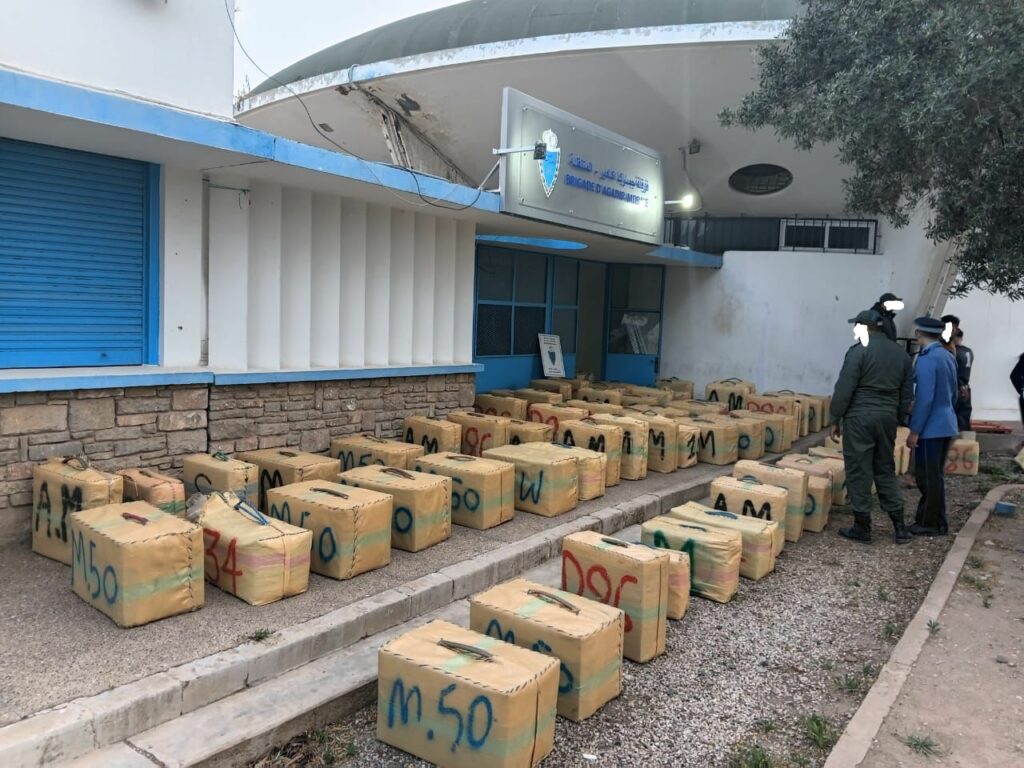 ضربة قوية بسواحل تيزنيت.. جمارك أكادير تحبط تهريب 3 أطنان من الشيرا بشاطئ أكلو ( صور) ضربة قوية بسواحل تيزنيت.. جمارك أكادير تحبط تهريب 3 أطنان من الشيرا بشاطئ أكلو ( صور)