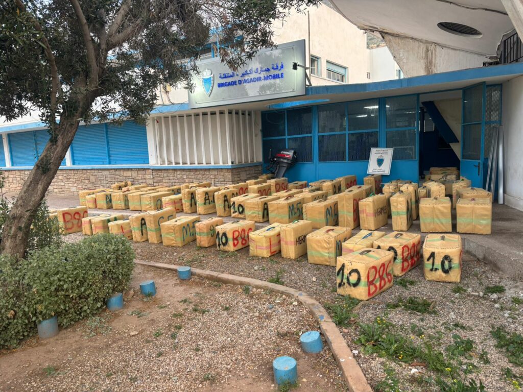 ضربة قوية بسواحل تيزنيت.. جمارك أكادير تحبط تهريب 3 أطنان من الشيرا بشاطئ أكلو ( صور) ضربة قوية بسواحل تيزنيت.. جمارك أكادير تحبط تهريب 3 أطنان من الشيرا بشاطئ أكلو ( صور)