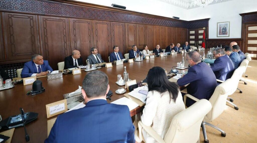 النقابات تضغط على الحكومة: مطالب بزيادة الأجور ورفع معاشات المتقاعدين