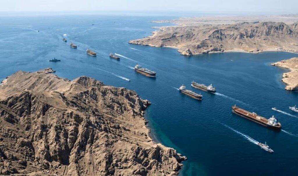 تصاعد التوتر في مضيق هرمز.. تفاؤل أمريكي يقابله تأهب عسكري وتهديدات إيرانية توقف الملاحة