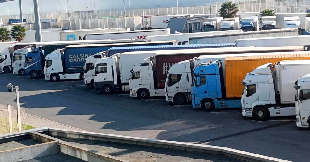 “90 يوما كافية لشل القطاع”.. مهنيو النقل الدولي يصعدون ويعلنون إضرابًا وطنيا