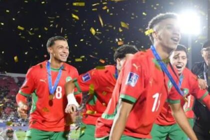 أشبال الأطلس يهزمون الفراعنة: المنتخب المغربي يتأهل لربع نهائي إفريقيا ويضمن مقعداً في مونديال قطر 2026