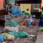عمال النظافة بأكادير يواصلون جمع مخلفات الأضاحي خلال عيد الأضحى