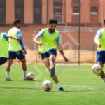 لاعبو أمل تيزنيت خلال حصة تدريبية بملعب المسيرة في تيزنيت استعدادا لمباراة اتحاد أبي الجعد