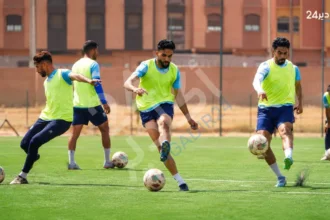لاعبو أمل تيزنيت خلال حصة تدريبية بملعب المسيرة في تيزنيت استعدادا لمباراة اتحاد أبي الجعد