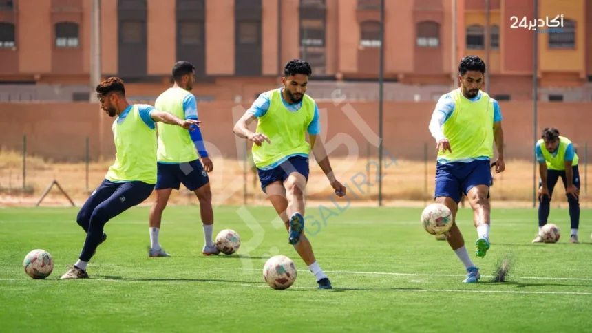لاعبو أمل تيزنيت خلال حصة تدريبية بملعب المسيرة في تيزنيت استعدادا لمباراة اتحاد أبي الجعد