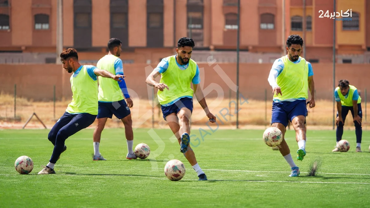 لاعبو أمل تيزنيت خلال حصة تدريبية بملعب المسيرة في تيزنيت استعدادا لمباراة اتحاد أبي الجعد
