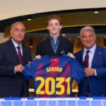 أنتوني غوردون خلال تقديمه لاعباً جديداً لبرشلونة في صفقة قدرتها تقارير بـ80 مليون يورو