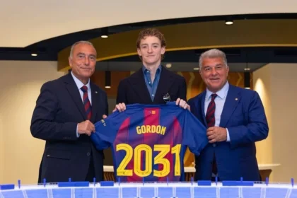 أنتوني غوردون خلال تقديمه لاعباً جديداً لبرشلونة في صفقة قدرتها تقارير بـ80 مليون يورو