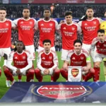 لاعبو أرسنال في صورة جماعية بعد تتويج الفريق بطلاً للدوري الإنجليزي