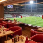 مقصورة Skybox خاصة داخل ملعب كرة قدم مع إطلالة مباشرة على أرضية الملعب