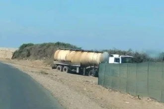 شاحنة صهريجية ضخمة تنقل المياه وسط جدل حول الفرشة المائية باشتوكة أيت باها