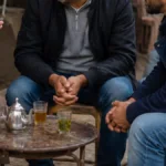 مواطنون في سوق شعبي وسط نقاش حول الغلاء