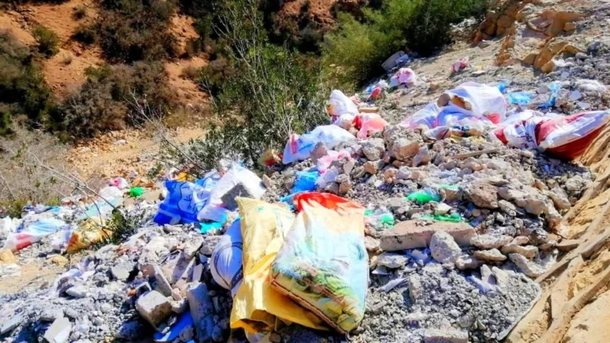 انتشار النفايات العشوائية داخل غابة أغروض بطريق إيموزار التابعة لجماعة تامري
