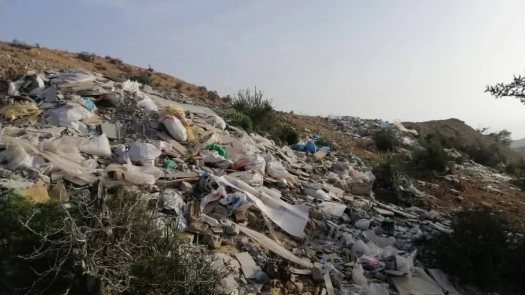 انتشار النفايات العشوائية داخل غابة أغروض بطريق إيموزار التابعة لجماعة تامري