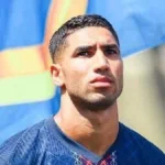 أشرف حكيمي بقميص باريس سان جيرمان خلال مباراة كروية