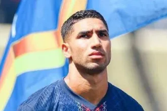 أشرف حكيمي بقميص باريس سان جيرمان خلال مباراة كروية