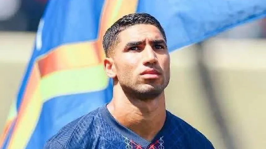 أشرف حكيمي بقميص باريس سان جيرمان خلال مباراة كروية