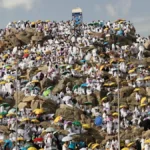 حجاج على جبل عرفات خلال يوم عرفة