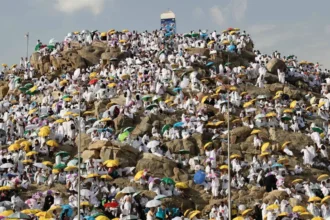حجاج على جبل عرفات خلال يوم عرفة