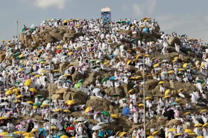 حجاج على جبل عرفات خلال يوم عرفة