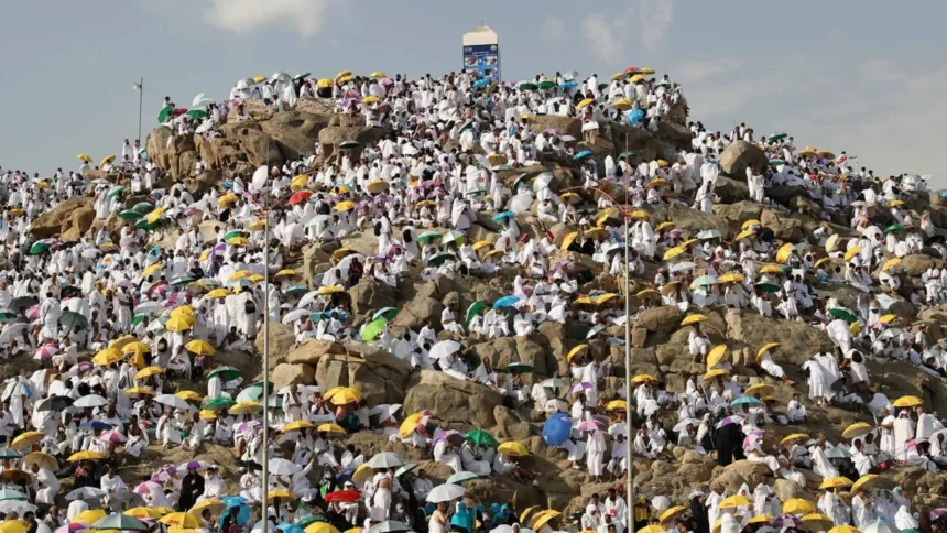 حجاج على جبل عرفات خلال يوم عرفة