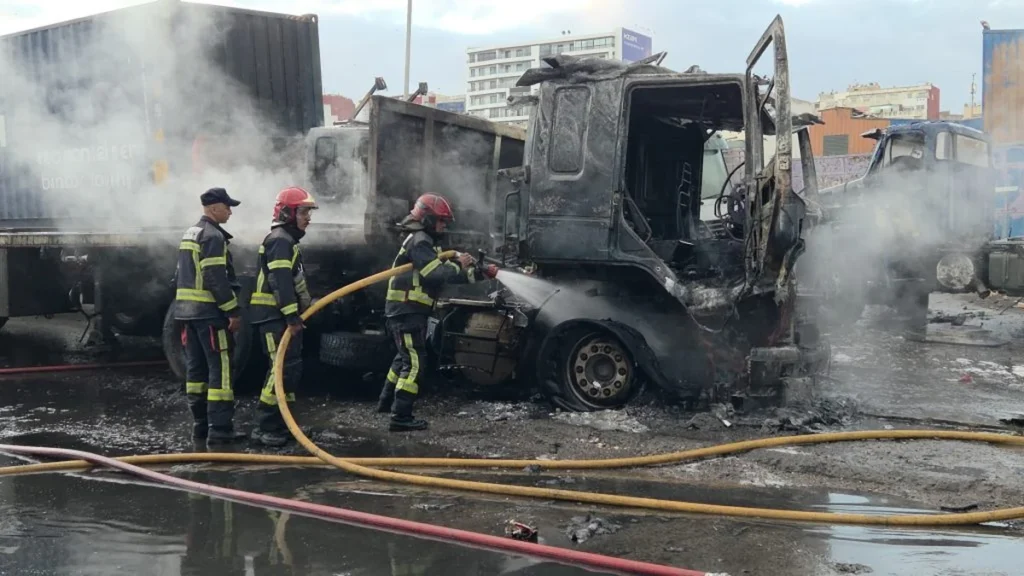 حريق داخل موقف شاحنات بمنطقة أنفا في الدار البيضاء