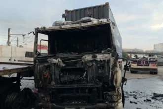 حريق داخل موقف شاحنات بمنطقة أنفا في الدار البيضاء